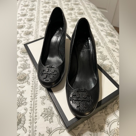 TORY BURCH SALLY WEDGE/PUMPS TUMBLED LEATHER BLACK SIZE 6 US – RETAIL $325.00 - Picture 1 of 12